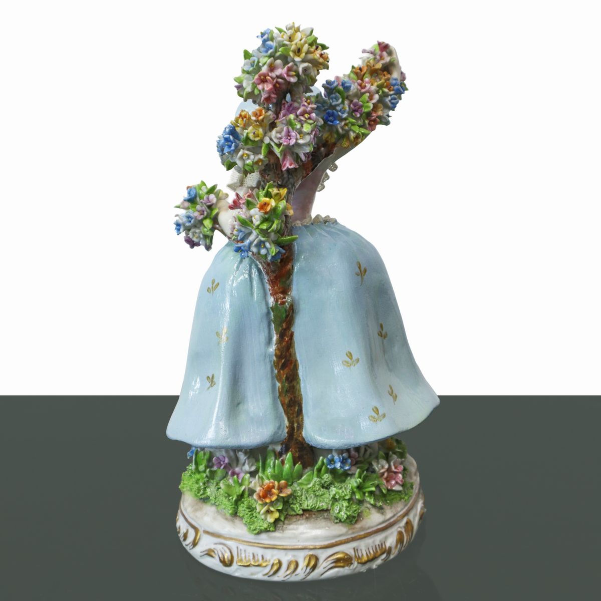 Donna davanti albero in fiore, porcellana di Capodimonte, collezione Fabris