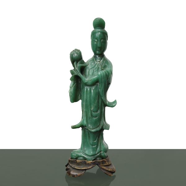 Guanin in giada verde con fiore in mano