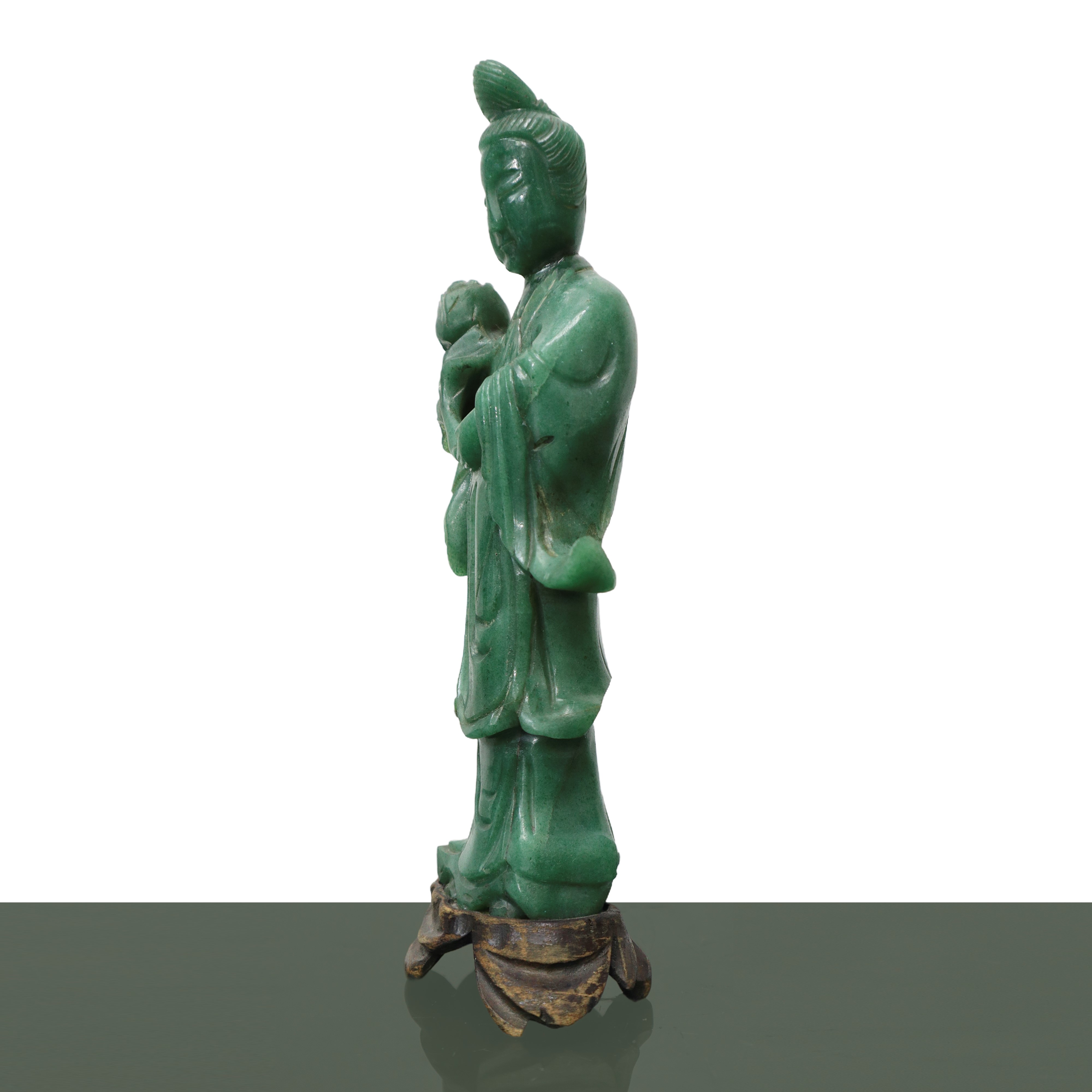 Guanin in giada verde con rosa in mano