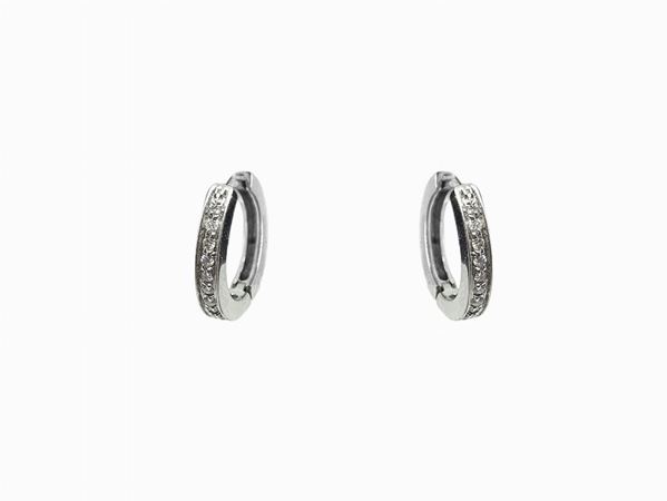 Hoop earrings in white gold with diamonds. Gr 4.7.