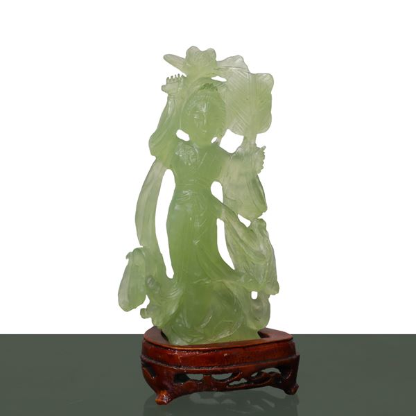 Guanin in light green jade with flower and fan