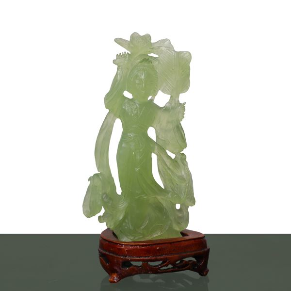 Guanin in giada verde chiaro con fiore e ventaglio