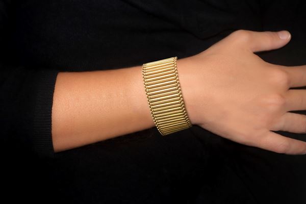 Semi-rigid bracelet in yellow gold