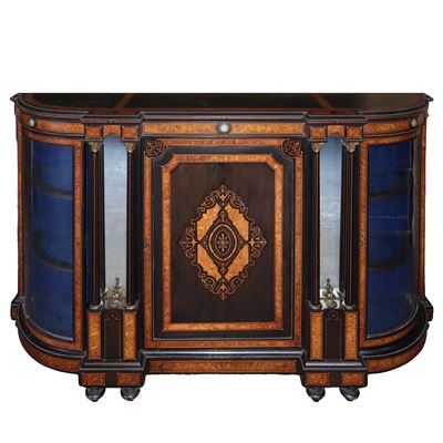 Credenza con sportello centrale intarsiato, laterali in vetro e placche in porcellana di Sèvres, ...