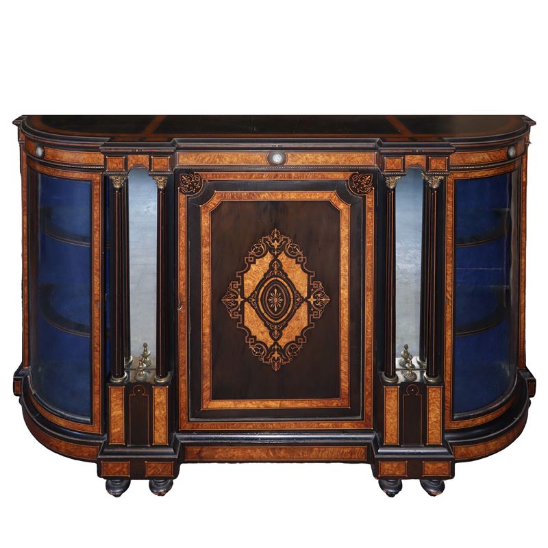 Credenza con sportello centrale intarsiato, laterali in vetro e placche in porcellana di Sèvres, ...