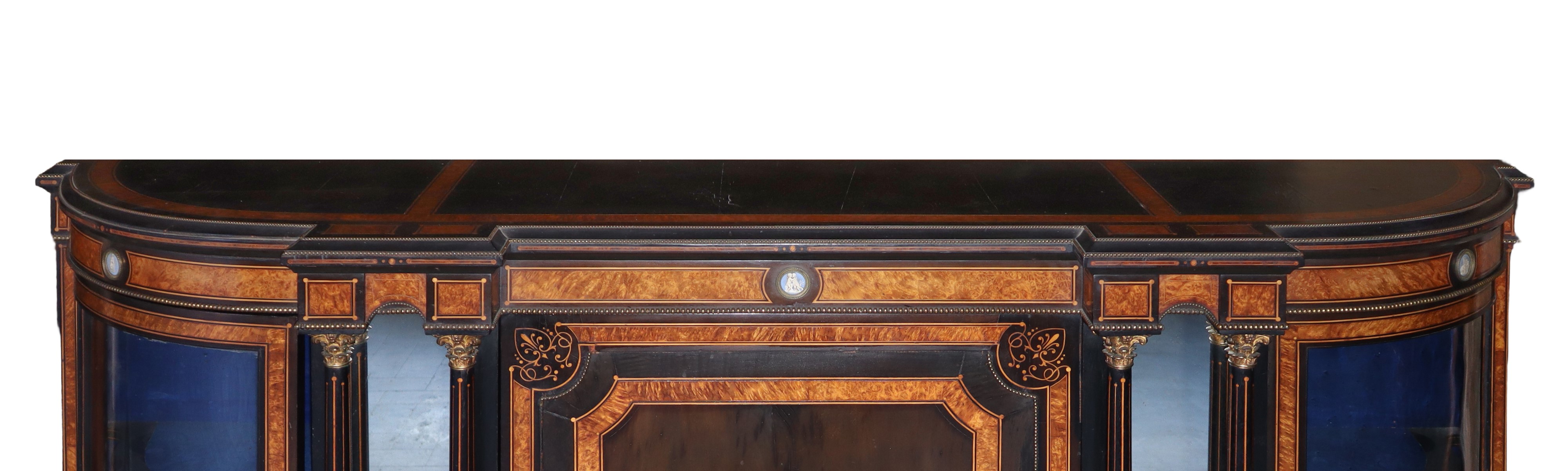 Credenza con sportello centrale intarsiato, laterali in vetro e placche in porcellana di Sèvres, ...