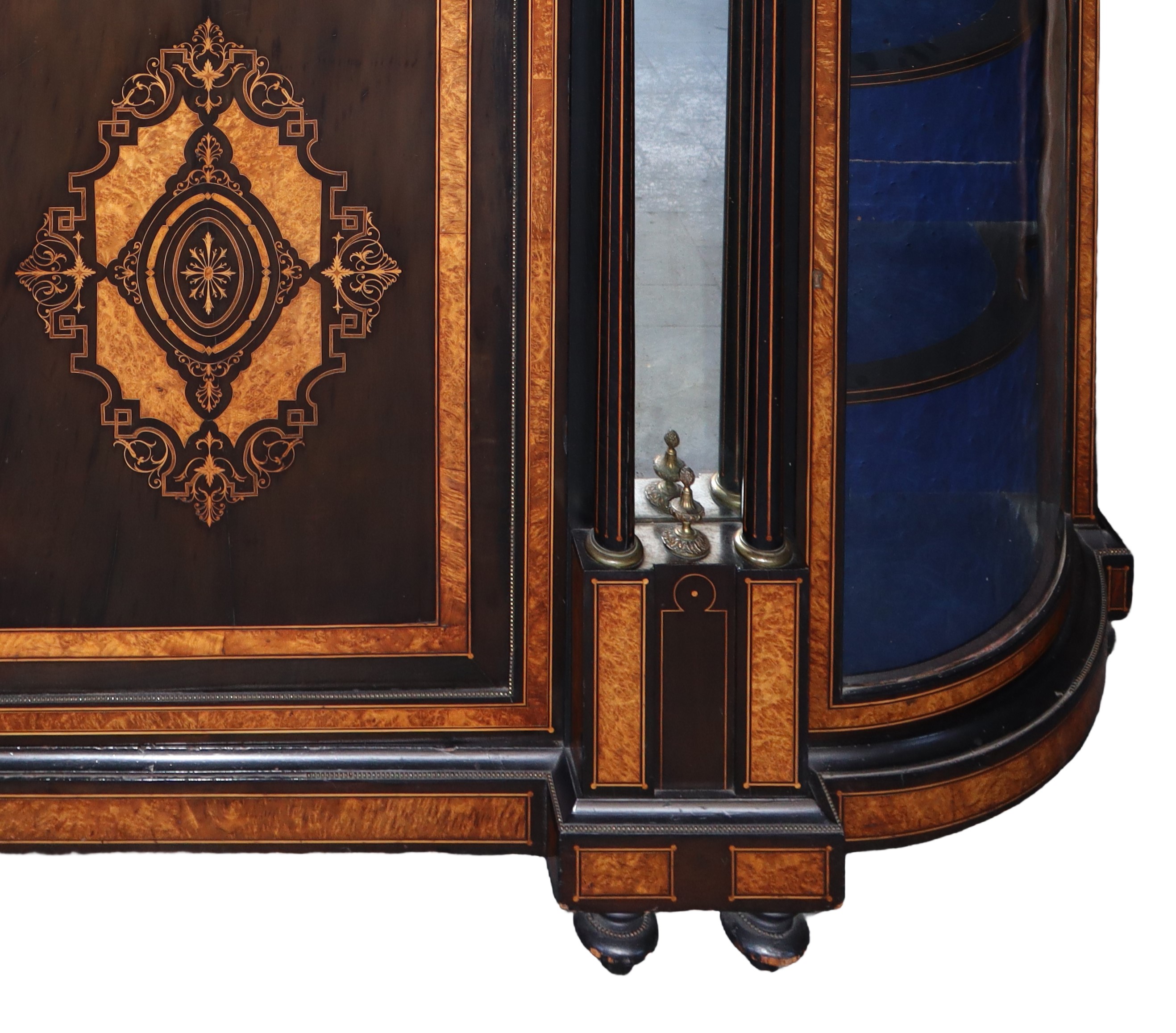 Credenza con sportello centrale intarsiato, laterali in vetro e placche in porcellana di Sèvres, ...