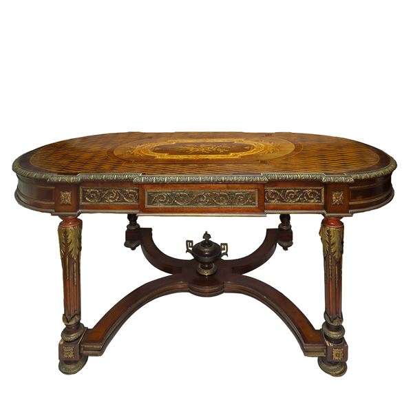 Tavolo Napoleone III, di forma ovale centinata. 