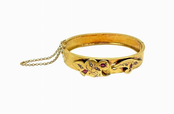 Bracciale in oro giallo con applicazioni in oro rubini e perle. Gr 18,4