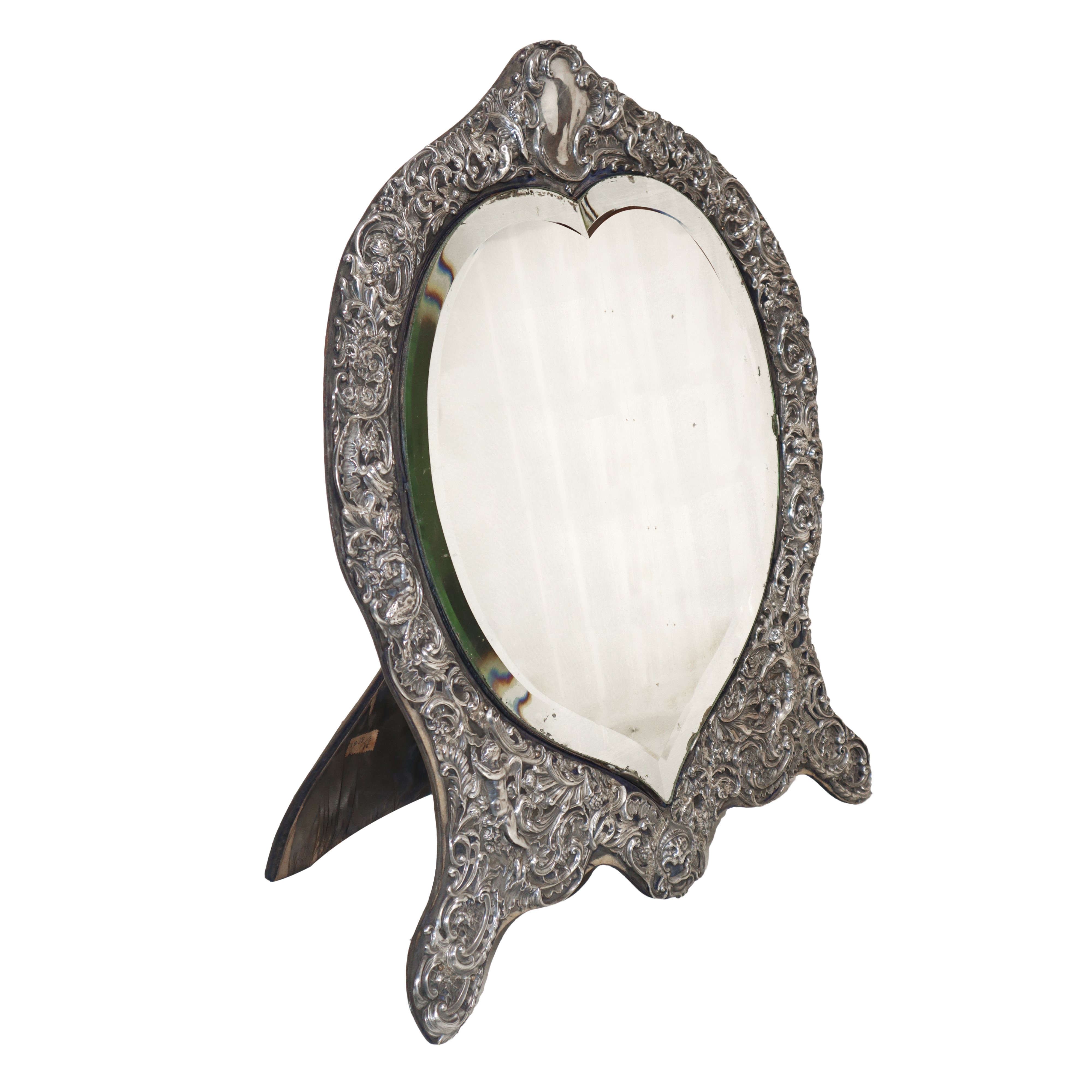 Specchiera inglese con cornice in argento sbalzata a mano.