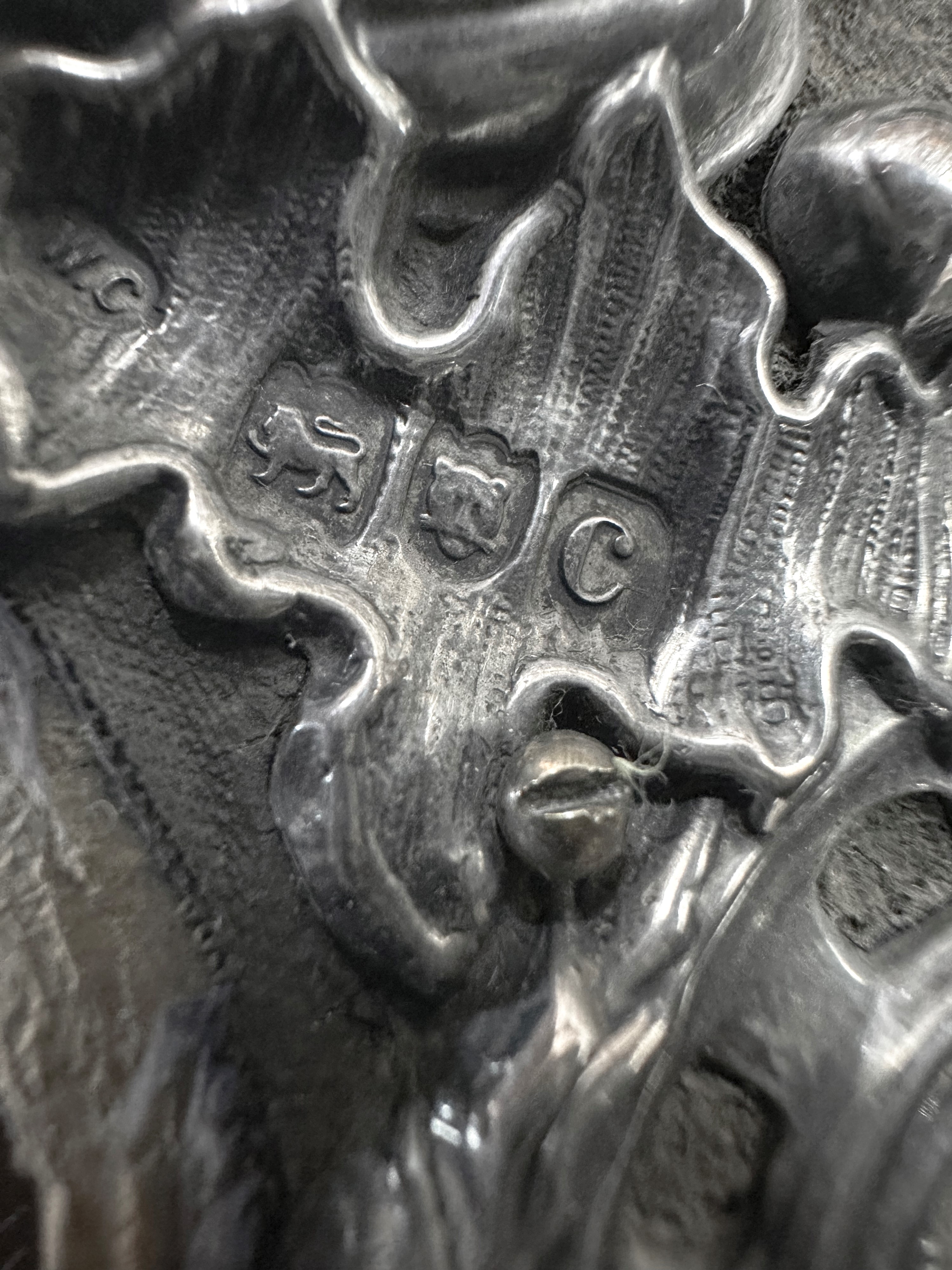 Specchiera inglese con cornice in argento sbalzata a mano.