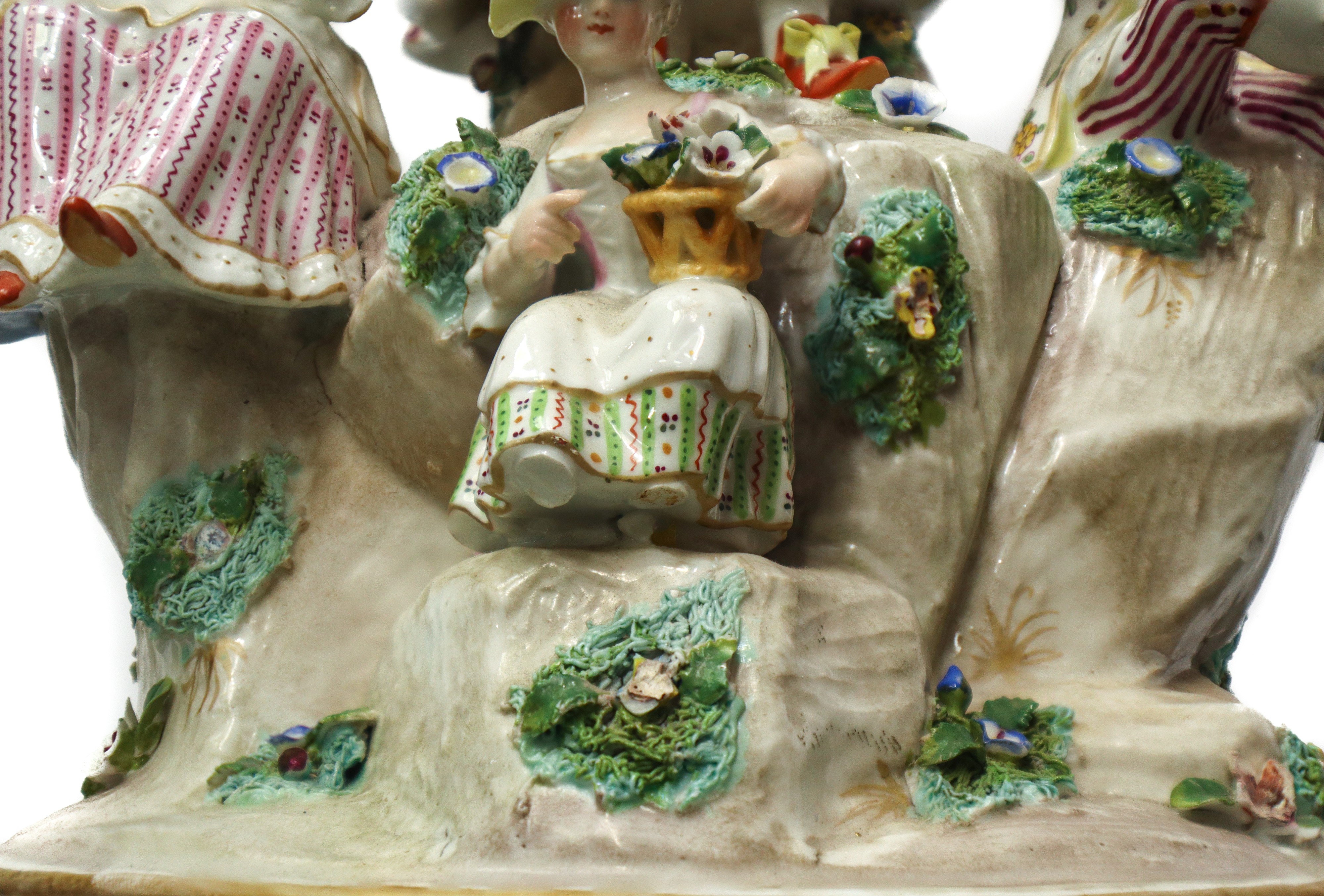 Gruppo di personaggi in porcellana policroma