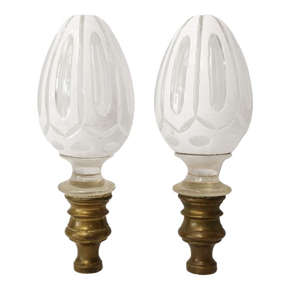 Coppia di pomoli in vetro bianco lattimo con decorazione trasparente