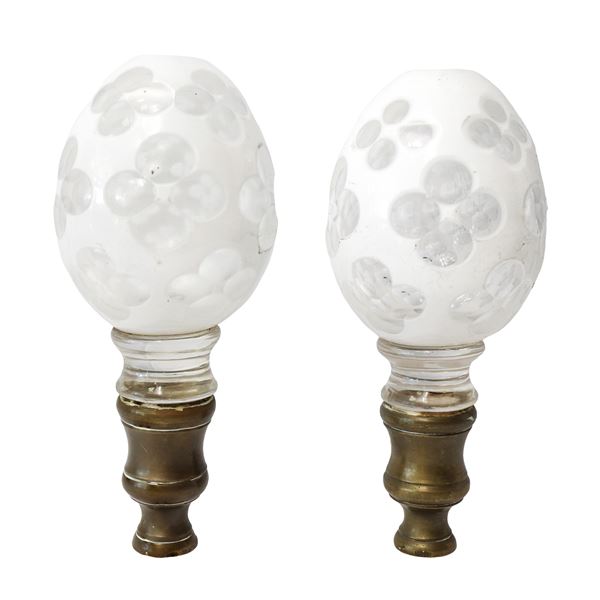 Coppia di pomoli in vetro bianco lattimo con decorazioni a fiori