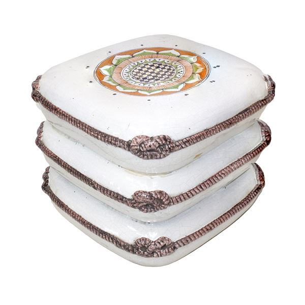White majolica stool decorated with fake ropes on the sides