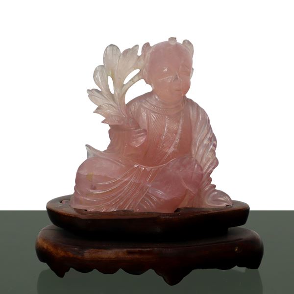 Piccola figurina di orientale con ramo in quarzo rosa