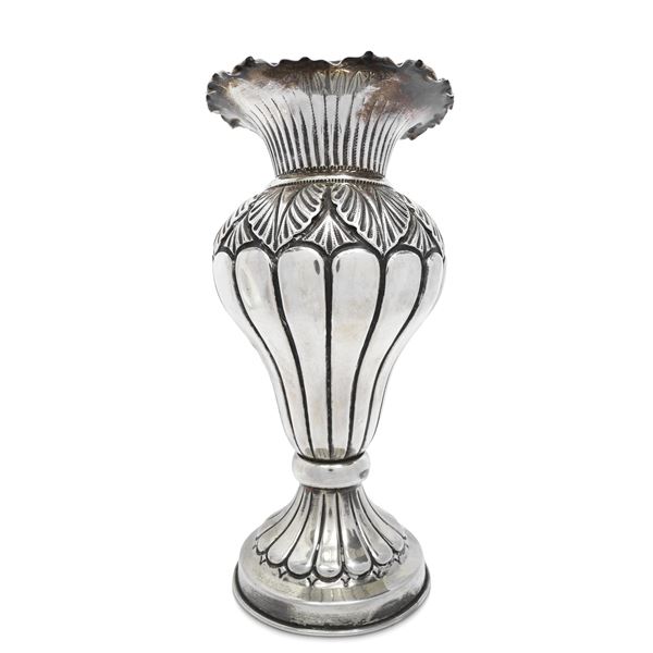 Vaso in argento con decori di foglie