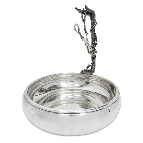 Grape holder with scissors