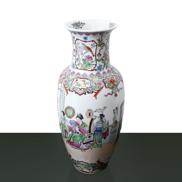 Vaso cinese in porcellana con scene di vita familiari