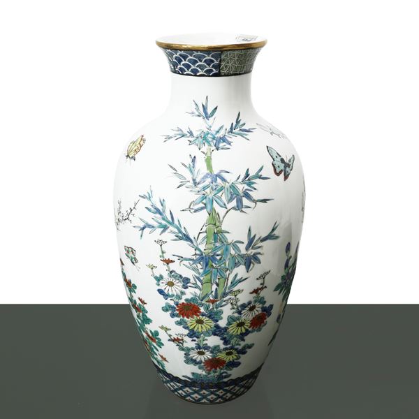 Vaso cinese in porcellana, con decori floreali e bordo dorato