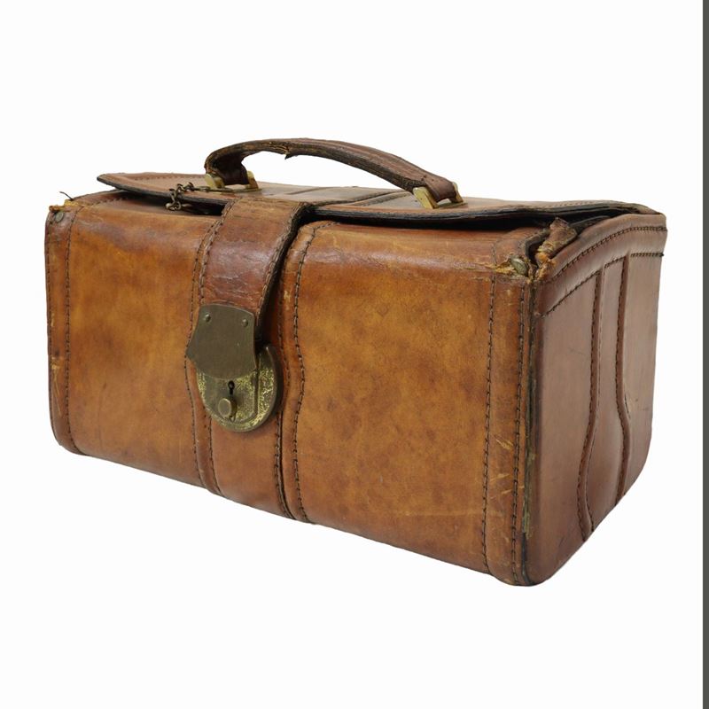 Beauty case vintage in cuoio con chiusura a chiave e piedini in metallo
