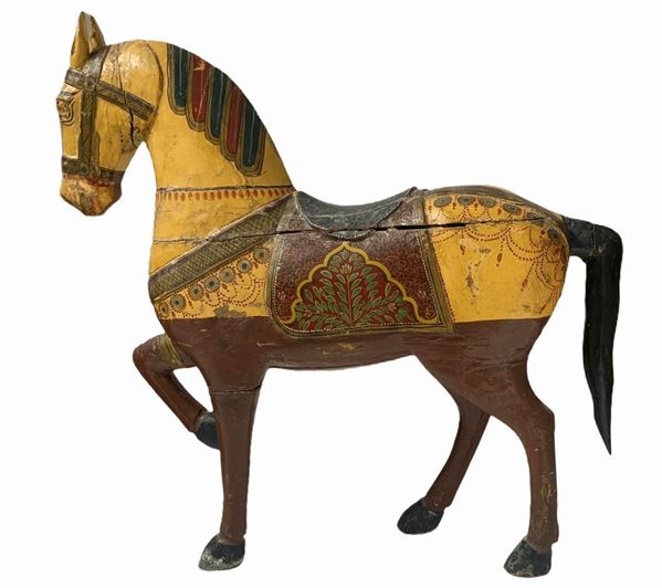 Grande cavallo in legno massello policromo, XIX /XX secolo. H cm 90, lunghezza cm 90 Presenti incollature.