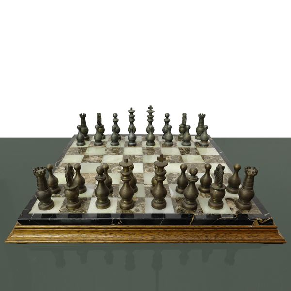 Scacchiera in alabastro con scacchi in metallo
