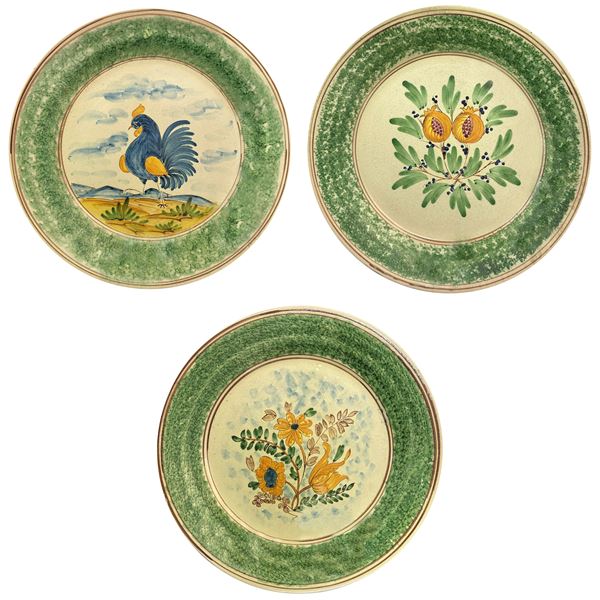 N. 3 piatti in maiolica di Caltagirone, dipinti a mano al centro