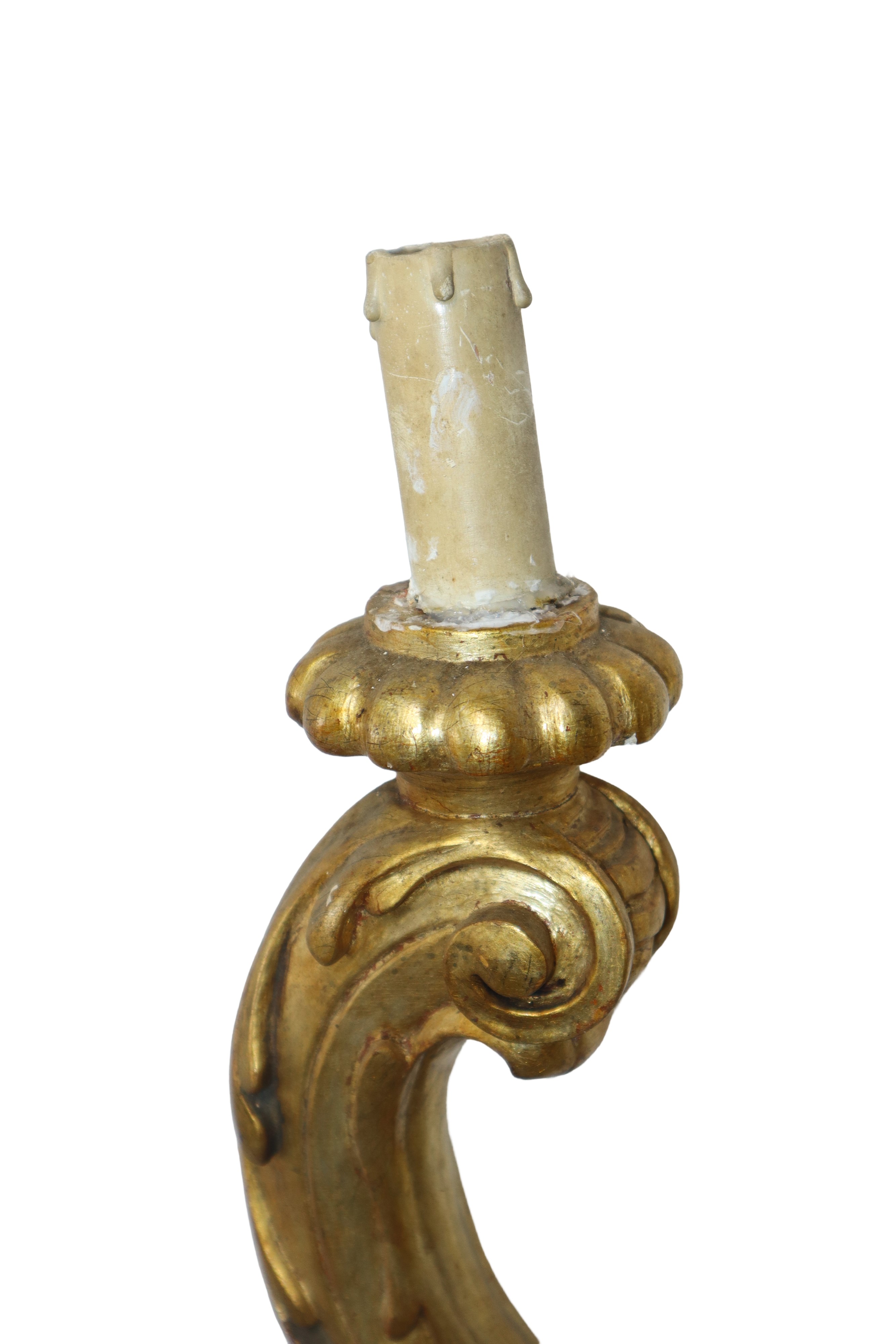 Fregio con bracci e candele in legno dorato, al centro foglia d'argento bulinata a motivi floreal...