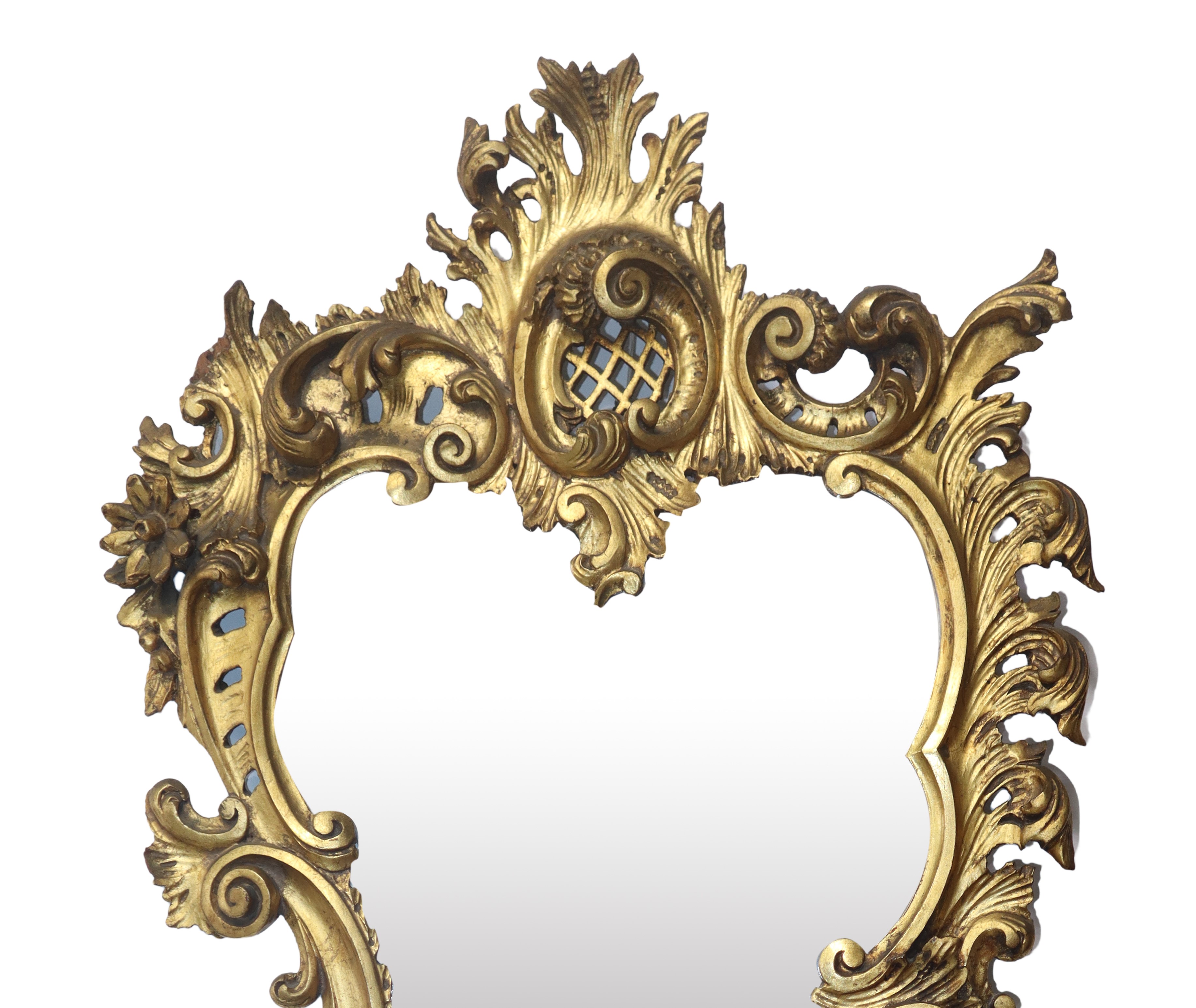 Specchiera in legno dorato con candelabri