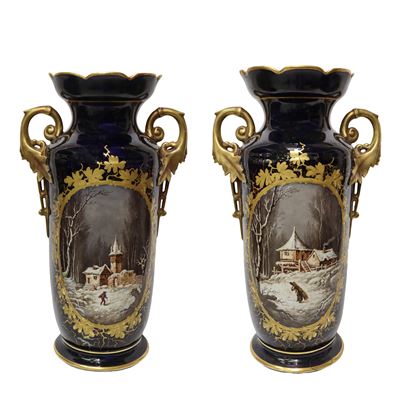 Coppia di Vasi in Porcellana Blu Scuro nello Stile di Sevres, con Manici e Paesaggi sul Fronte