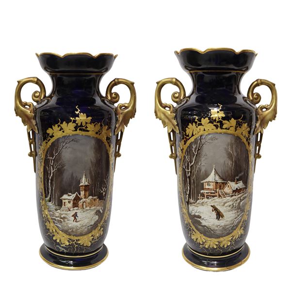 Coppia di vasi in porcellana blu scuro nello stile di Sevres, con manici e paesaggi sul fronte