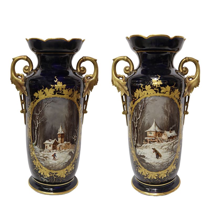 Coppia di Vasi in Porcellana Blu Scuro nello Stile di Sevres, con Manici e Paesaggi sul Fronte