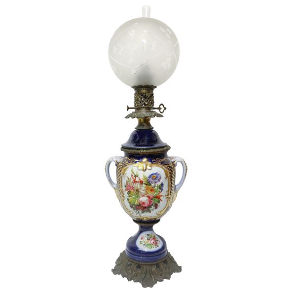 Sevres- Vincennes - Lume a petrolio in porcellana blu con manici, diffusore a palla in vetro dipinto a fiori