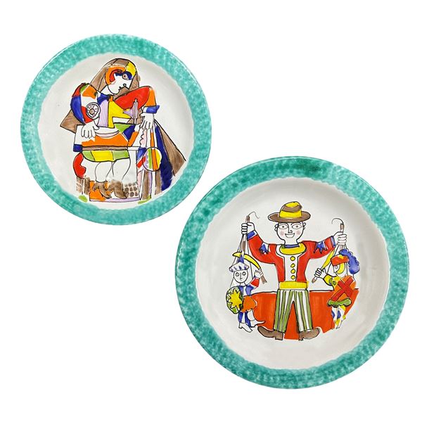 De Simone - Coppia di piatti da muro in ceramica dipinto a mano con personaggio seduto alla macchina da cucire