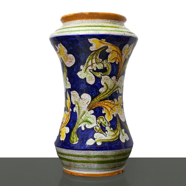 Vaso a cilindro in maiolica di Caltagirone, sfondo blu con decori floreali bianchi, gialli e verdi