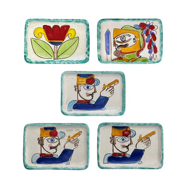 De Simone - Cinque posaceneri rettangolari in ceramica dipinti a mano, tre raffiguranti un gendarme, uno un fiore, uno un soldato