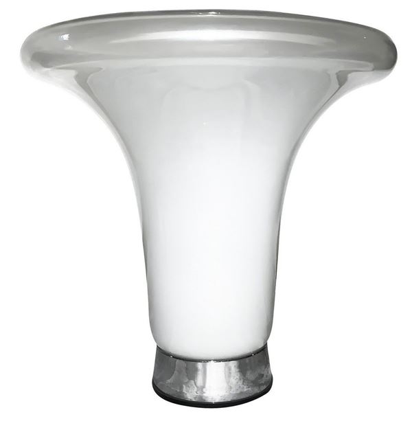 Vistosi, disegno  di Gino Vistosi, modello Comare, anni &lsquo 70. Lampada da tavolo in vetro bianco e trasparente, base in alluminio cromato.  H cm ... 