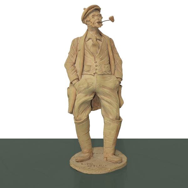 Figurina in terracotta raffigurante uomo con pipa e mani in tasca