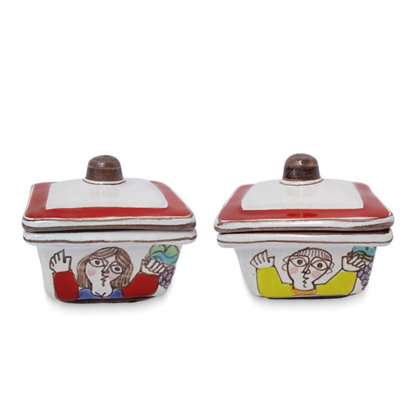 De Simone - Due ciotoline quadrate in ceramica dipinte a mano con coperchi, decori con uomo, donna e uccellini