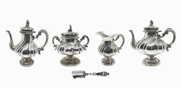 Servizio in argento, composto da teiera, caffettiera, lattiera, zuccheriera. 
Kg 1143. Lattiera 136 gr, caffettiera gr 346, teiera gr 415, ... 