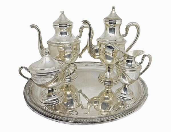 Servizio in argento. con vassoio composto da caffettiera, teiera e zuccheriera. Gr.1480

Gr.1480