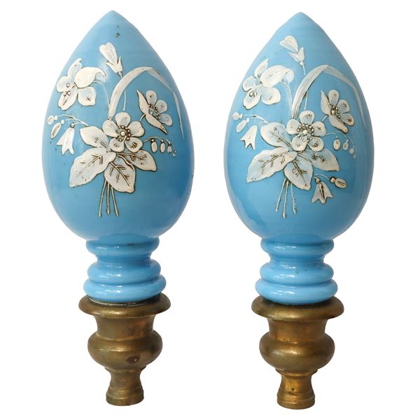 Coppia di pomoli in vetro di Murano azzurro con decori floreali con smalti dipinti a mano