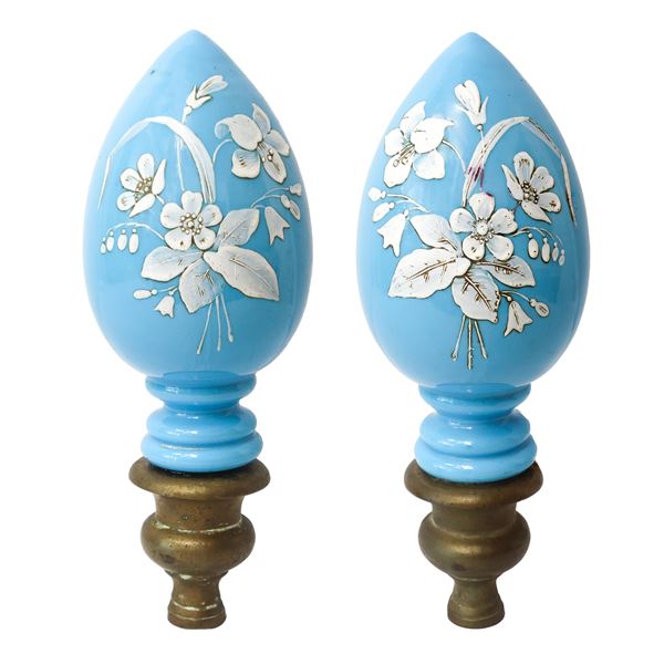 Coppia di pomoli in vetro di Murano azzurro con decori floreali con smalti dipinti a mano