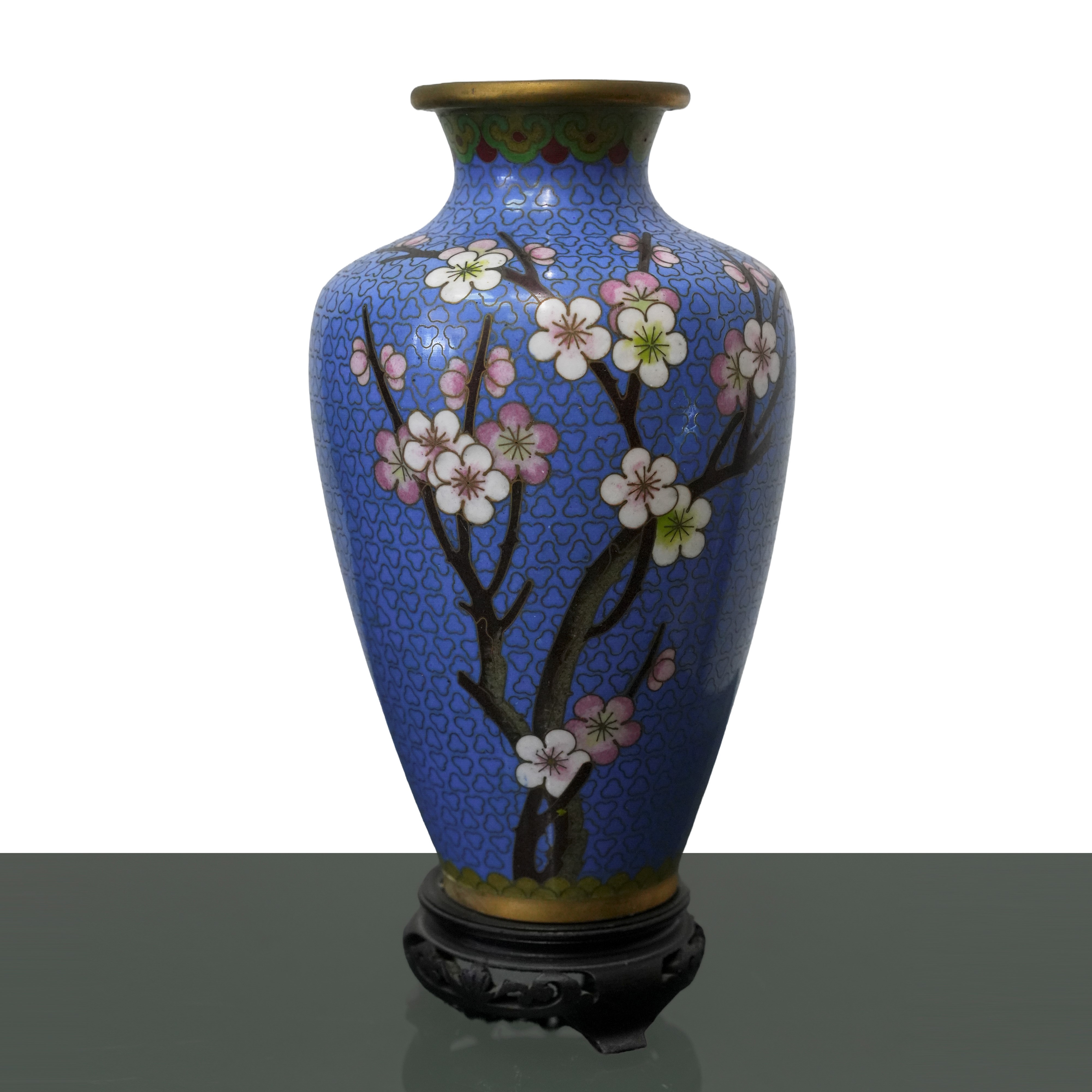 Coppia di vasi cloisonne a sfondo blu con fiori di pesco e decori dorati