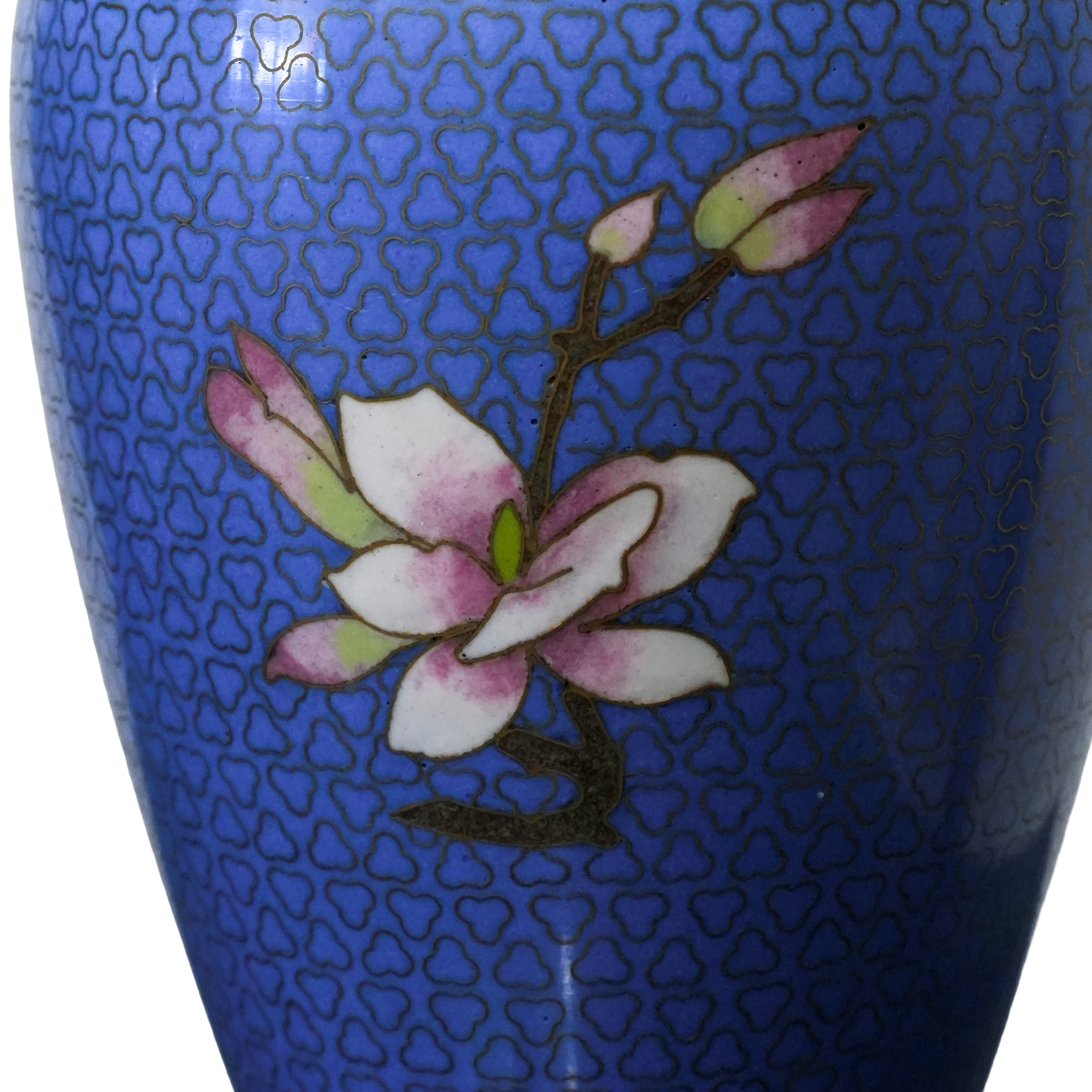 Coppia di vasi cloisonne a sfondo blu con fiori di pesco e decori dorati