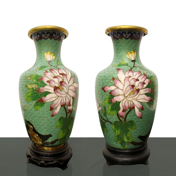 Coppia di vasi cinesi cloisonne a sfondo verde acqua con fiori rosa e giallo, decori dorati