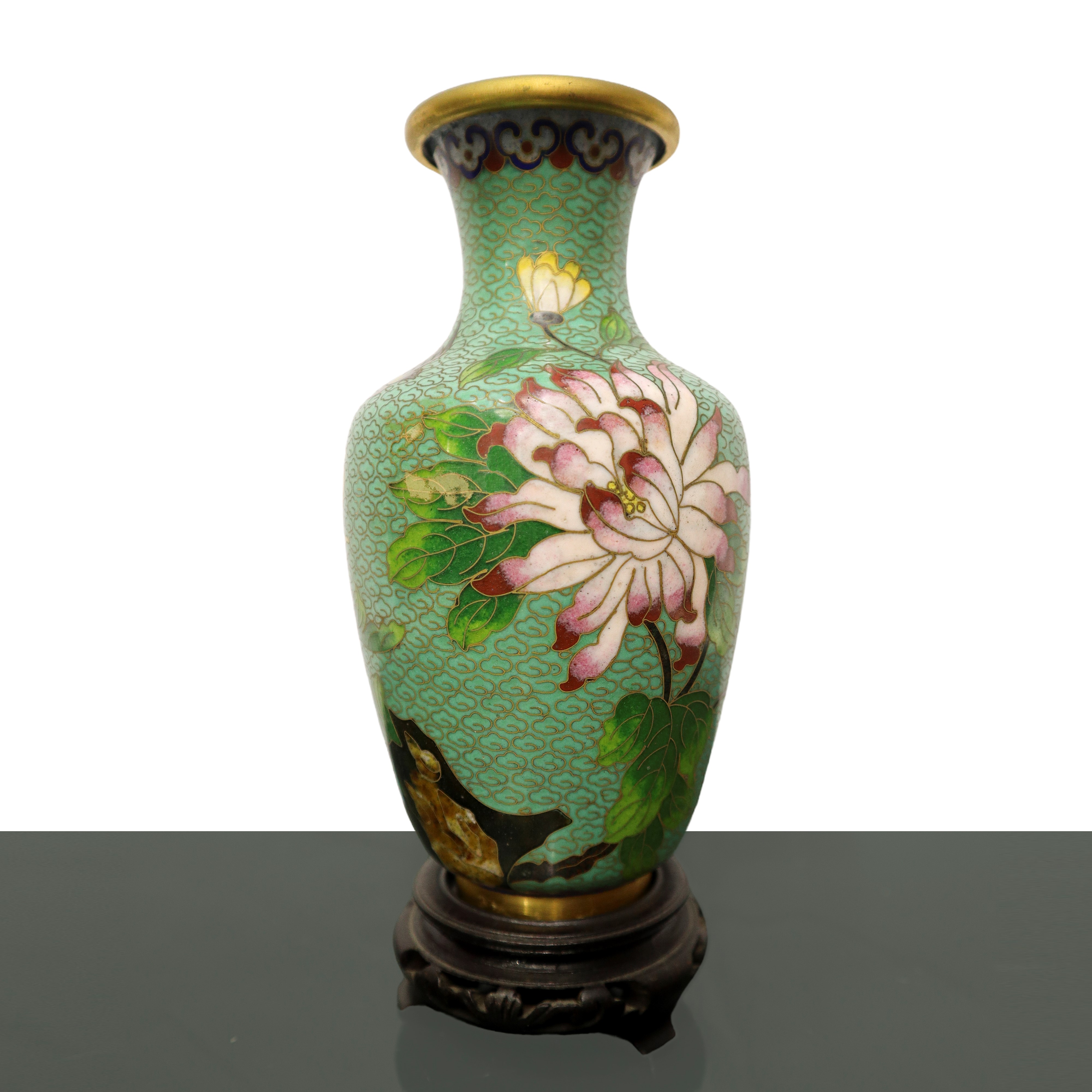 Coppia di vasi cinesi cloisonne a sfondo verde acqua con fiori rosa e giallo, decori dorati