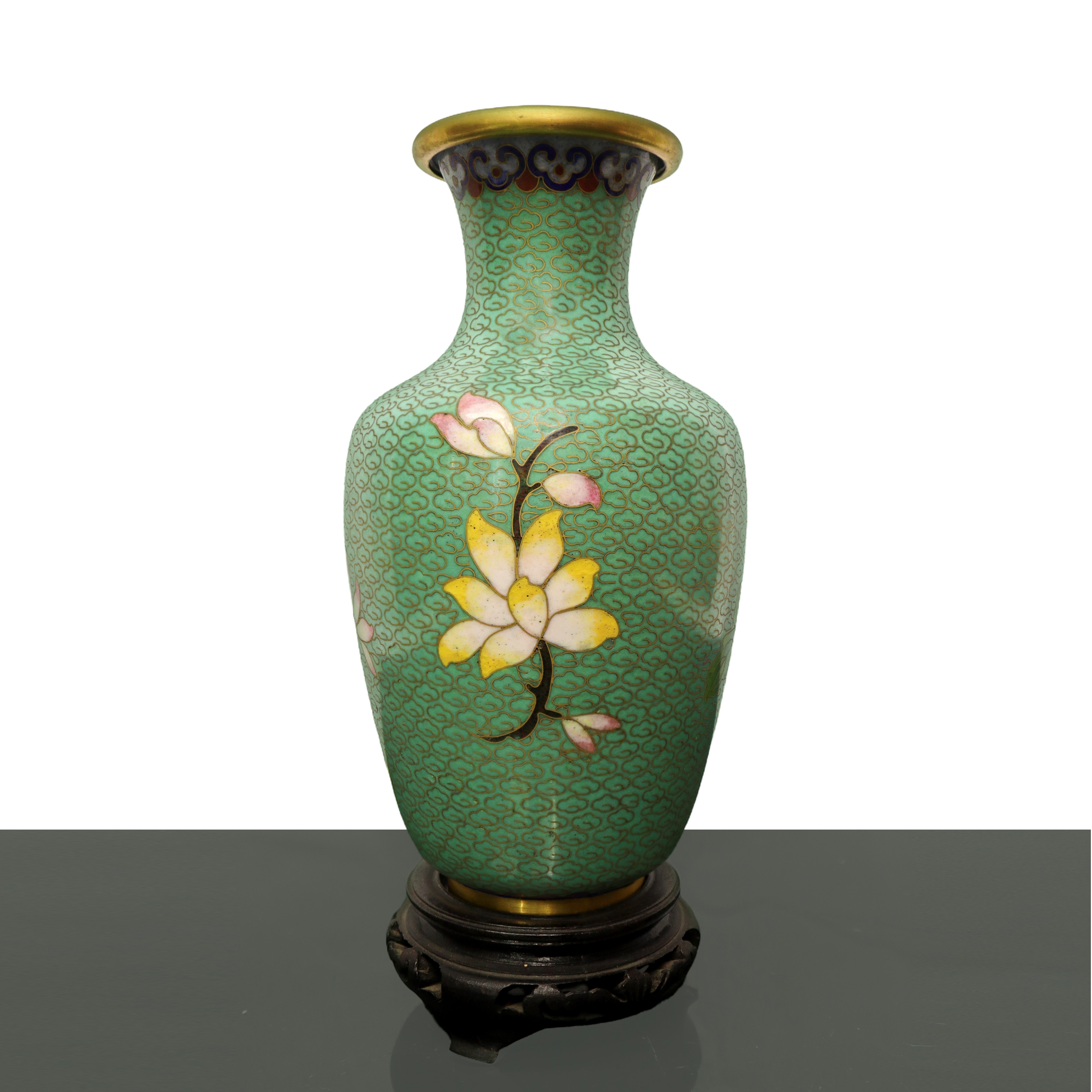 Coppia di vasi cinesi cloisonne a sfondo verde acqua con fiori rosa e giallo, decori dorati