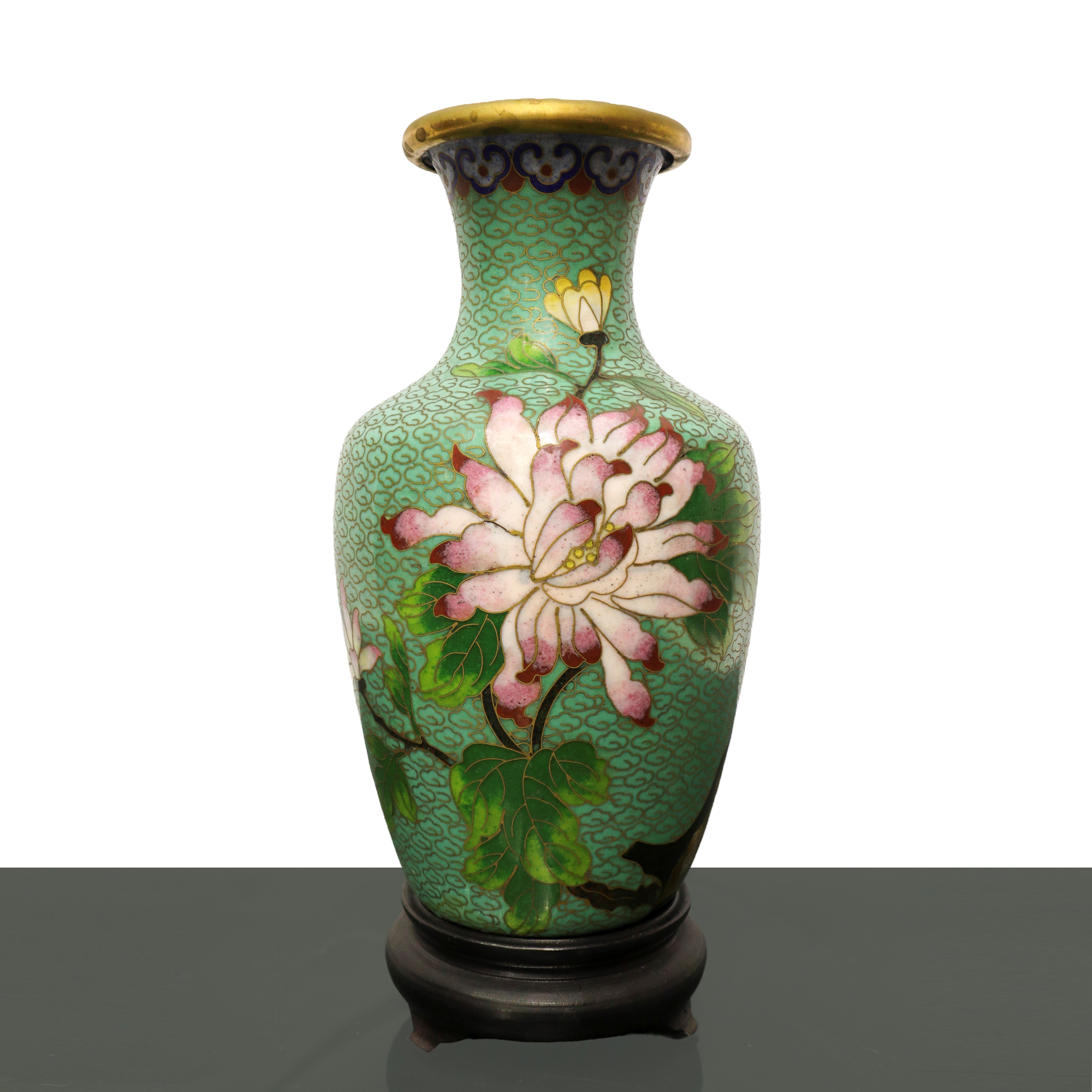 Coppia di vasi cinesi cloisonne a sfondo verde acqua con fiori rosa e giallo, decori dorati